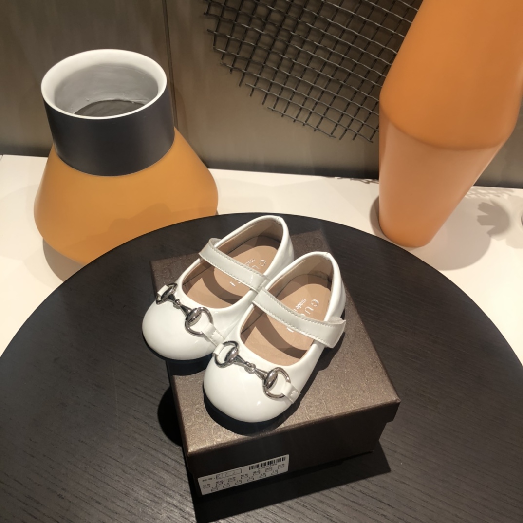 Children's shoes child